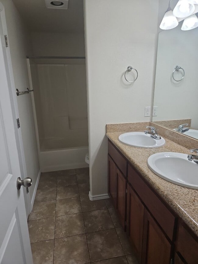 Building Photo - Available now! - 3 bed, 2 bath Townhouse i...