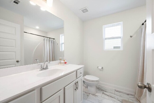 Building Photo - FOR LEASE- TOWNHOME IN THE PRESERVE AT BELLE POINTE!