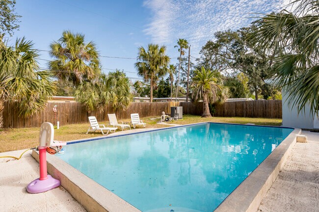 Building Photo - 1344 Springdale St