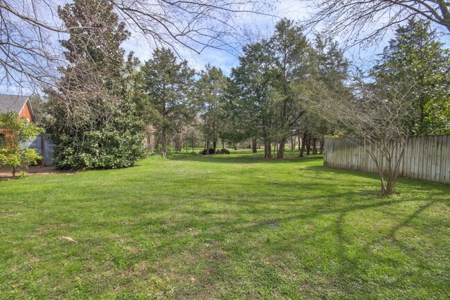 Building Photo - 4 BR 2/2 BA Large Fenced in Back Yard! Chef's Kitchen! Upstairs Bonus Room! 2 Car Garage