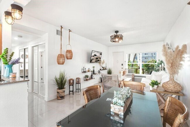 Building Photo - 315 Van Buren St