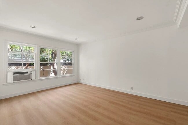 Building Photo - 346 N Palm Dr