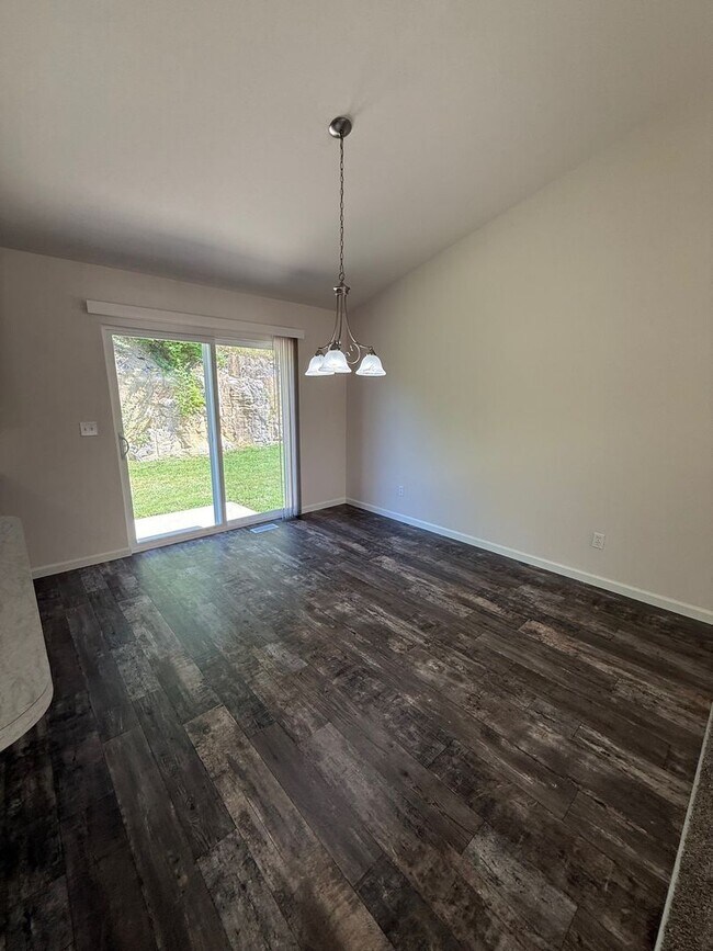 Building Photo - Completely Renovated!