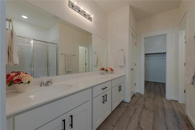 Building Photo - Beautiful townhome/condo located in Pfluge...