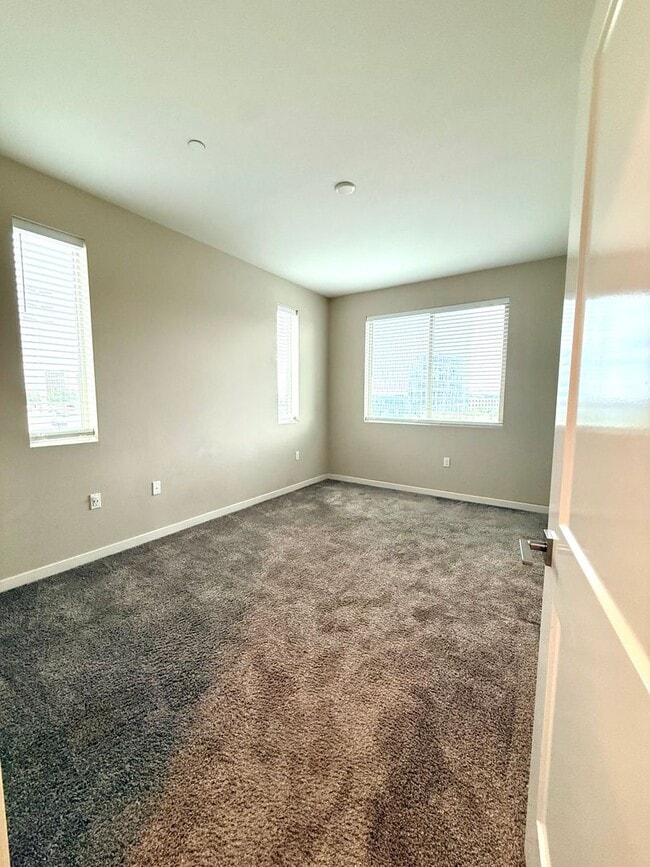 Building Photo - Newer 2 bedroom 2 bath luxury SMART HOME c...