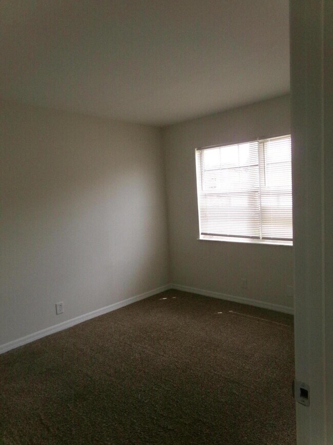 Building Photo - 1554 SE Royal Green Cir
