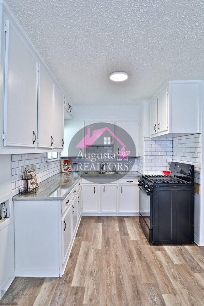 Building Photo - 3 Bedroom With Fresh Updates!