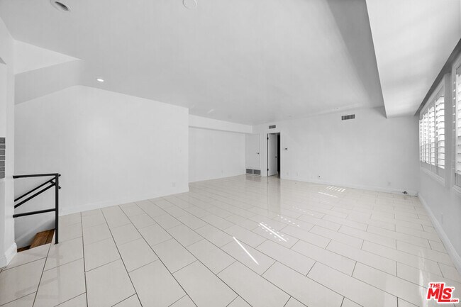 Building Photo - 148 S Reeves Dr