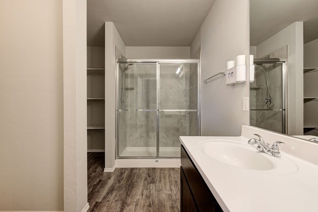 Building Photo - Gorgeous 4 Bed 2 Bath Home in Heart Of Mustang!!