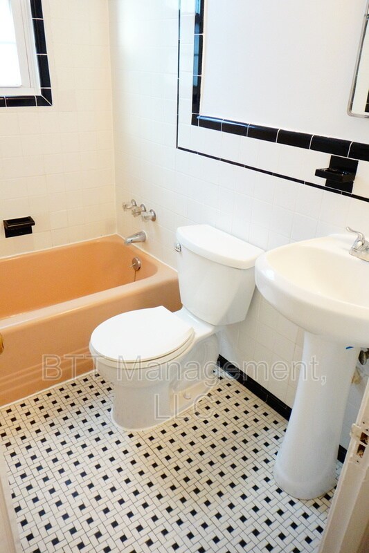 Building Photo - 812 Greenwood Cir