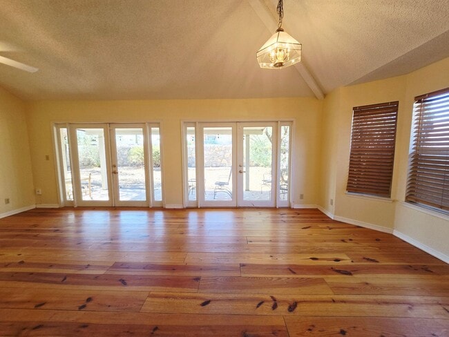 Building Photo - Charming 3 Bedroom, 2 bath Home in West El...