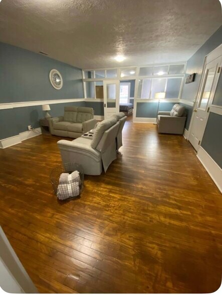 Primary Photo - 103 N Perry St