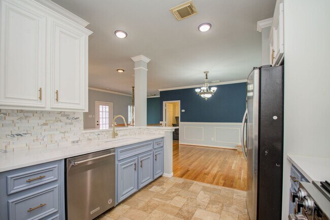 Building Photo - Stunning Three-Bedroom Townhouse Located i...