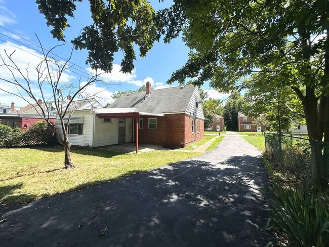 Building Photo - 4 Bedroom Bungalow for Rent! Euclid, Ohio