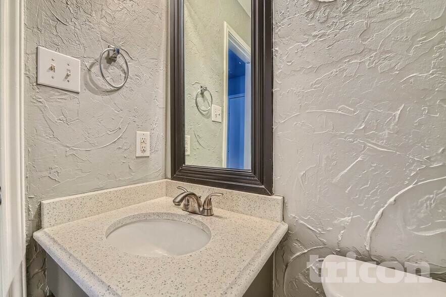 Building Photo - 220 Flatwood Dr