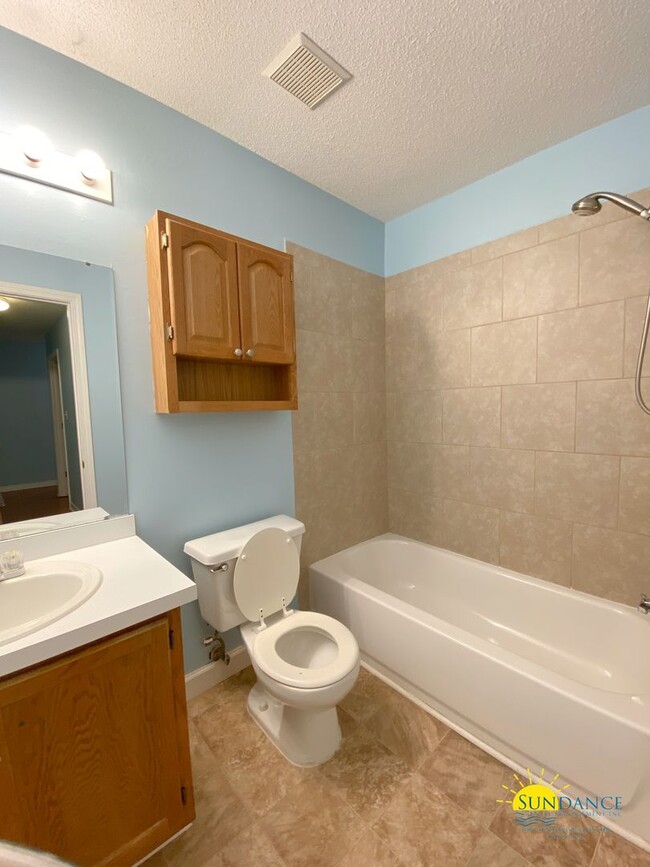 Building Photo - Great 3 Bedroom Townhouse Close to Both Ba...