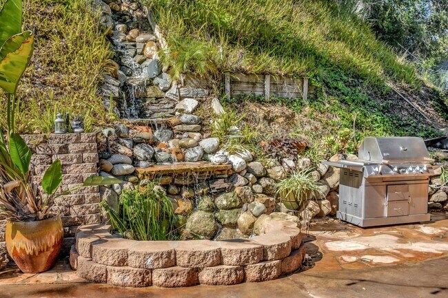 Building Photo - HOLIDAY SPECIAL***2 WEEKS FREE** 3 Bed/2 Bath Oasis in Royal Woods - Available Now