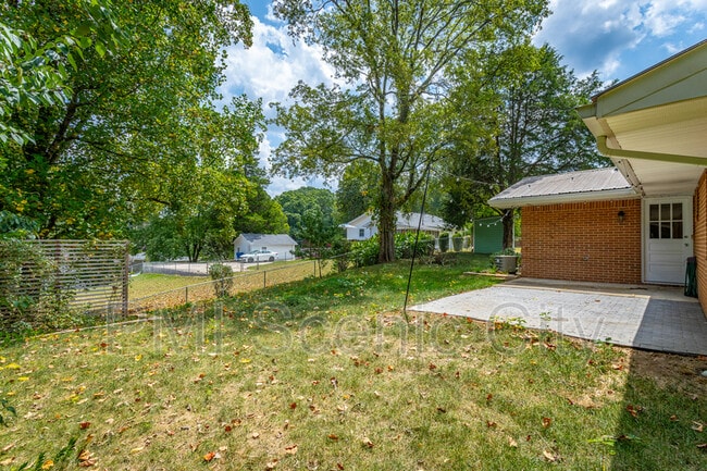 Building Photo - 2508 Woodfin Ave