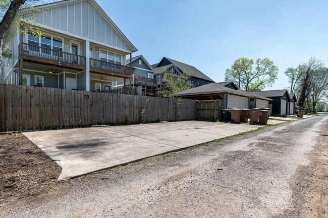 Building Photo - 1825 11th Ave N