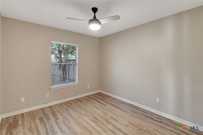 Building Photo - 515 Versailles St