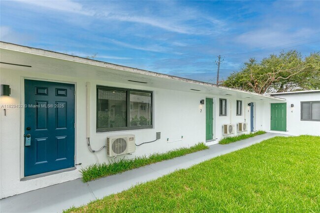 Building Photo - 6125 SW 40th Ct