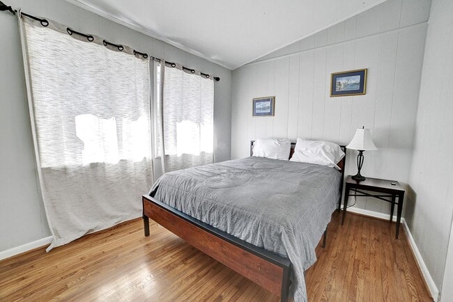Building Photo - 204 Woodside Dr