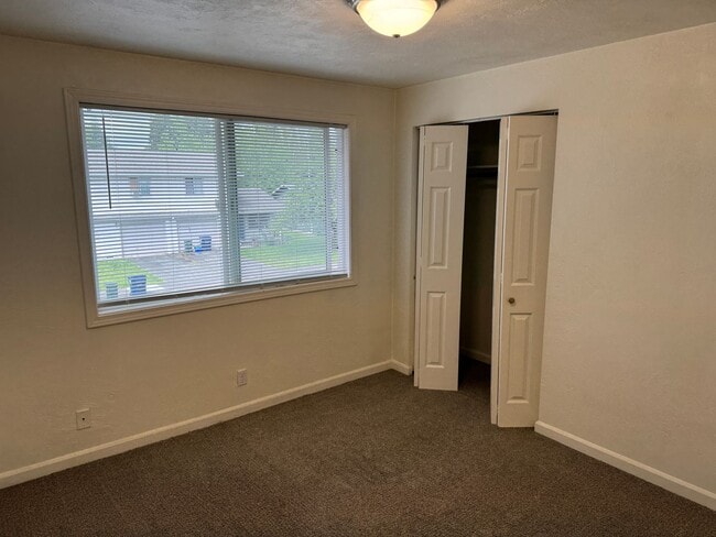 Building Photo - 2 bedroom 1.5 bathroom duplex in Springfield!