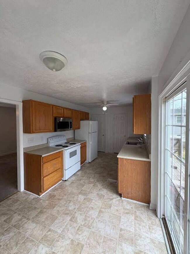 Building Photo - Three Bedroom 1.5 Bathroom House