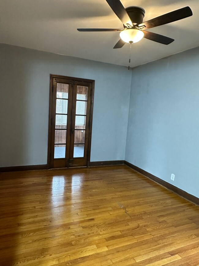 Bedroom and Sun Porch - 6618-6620 Devonshire Ave