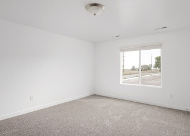 Building Photo - Like New 3 Bd 2.5 Bath Townhome