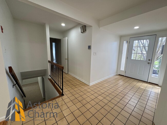 Building Photo - Spacious 5 Bedroom 3 Bath + Den Single Family Detached Home