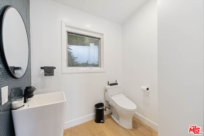 Building Photo - 3541 Multiview Dr