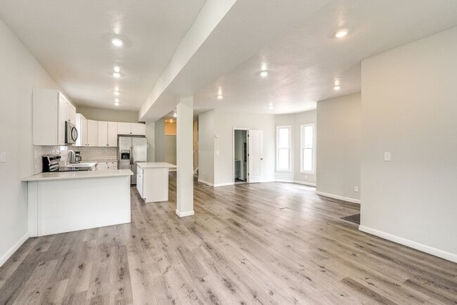 Building Photo - 1212 Rowley Ave