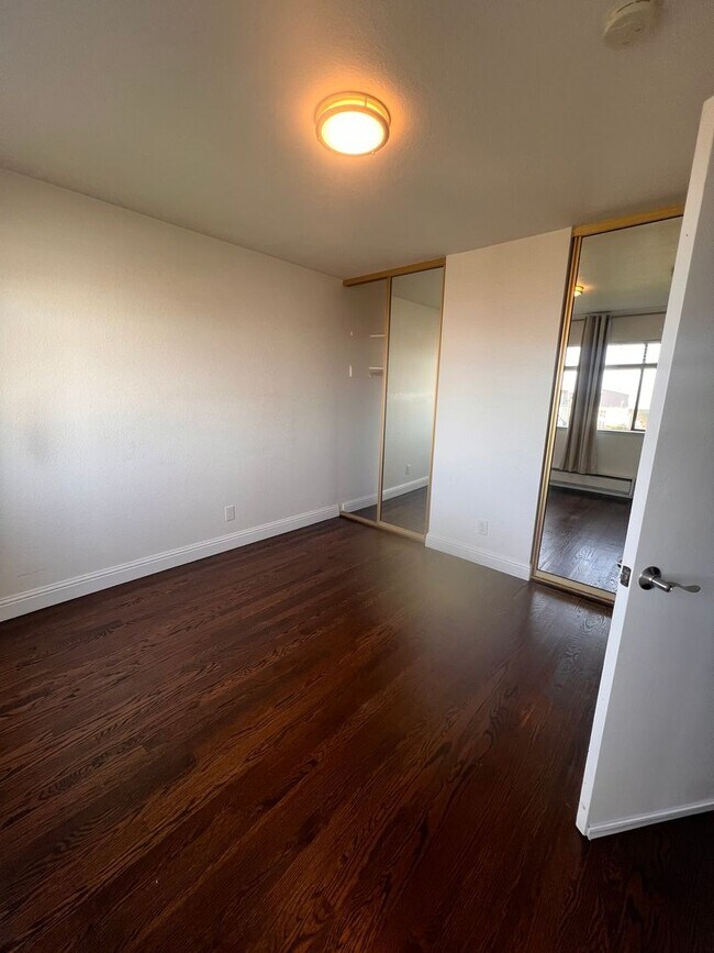 Building Photo - 185 Villa Terrace