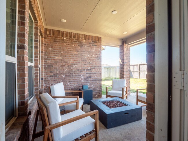 Building Photo - 16431 Elkcreek Dr