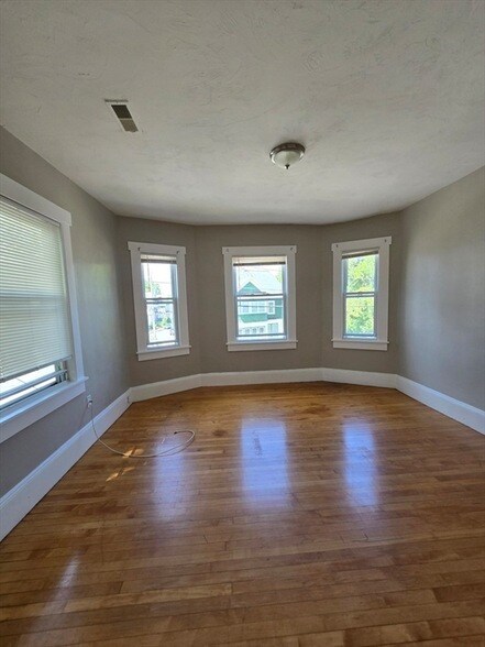Building Photo - 208 Pine St