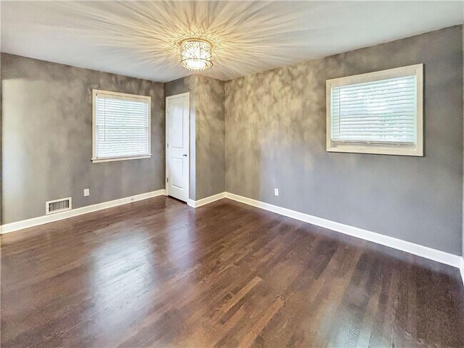 Building Photo - 2395 Powers Ferry Dr SE