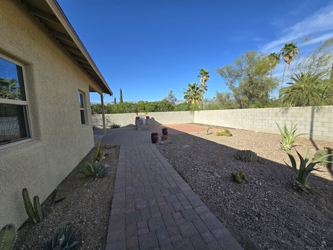 Building Photo - Spacious East Side Oasis – 4 Bed, 2 Bath Home with Premium Upgrades!