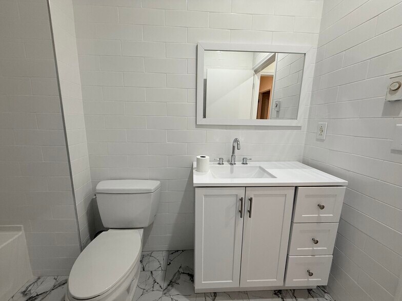 Building Photo - 452 Park Dr