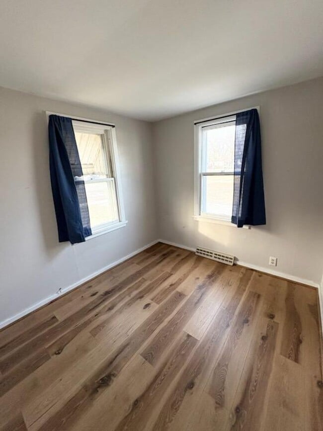 Building Photo - 3 Bedroom House With Large Yard!