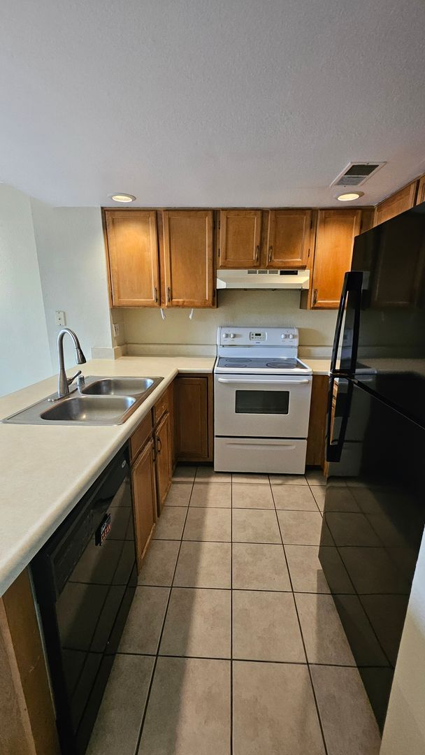 Building Photo - Cute condo for rent, 2 bedrooms, 2.5 bath