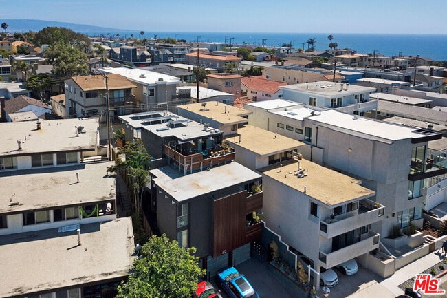 Building Photo - 472 Rosecrans Ave