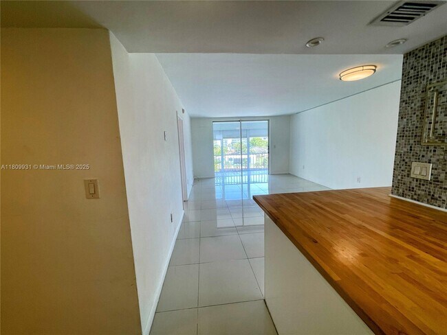Building Photo - 2859 Leonard Dr