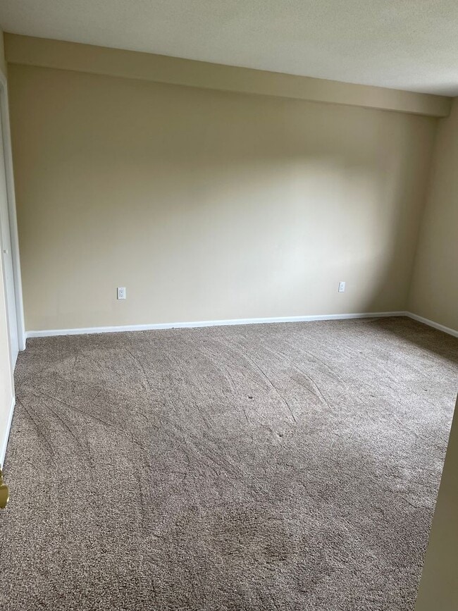 Building Photo - 2 Bedroom, 1.5 bathroom 2nd Level Condo