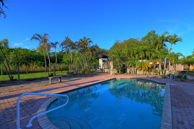 Building Photo - 10690 Barn Rd