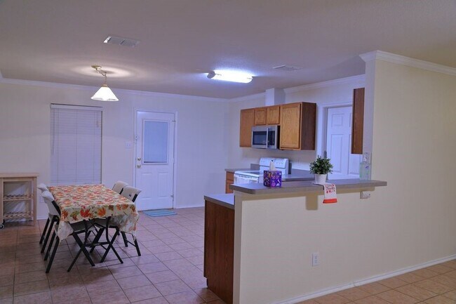 Building Photo - 2900 Bluffs Ct