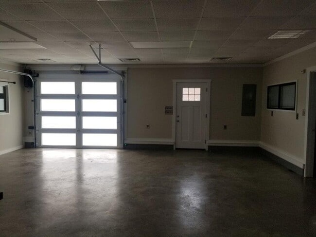 Building Photo - 6047 Wayne Memorial Dr