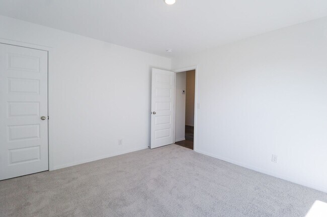 Building Photo - New Build 3 Bedroom 2 Bath available 6/1 in Robninson Ranch!
