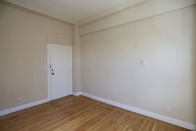 Building Photo - OPEN HOUSE: Sunday (4/5) 12:30pm-1:00pm. Renovated studio in Central Richmond, H/W Floors, Shared...