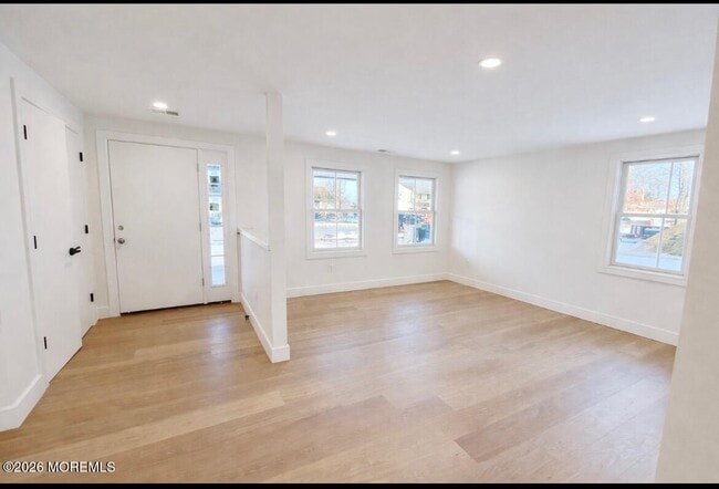 Building Photo - 20 Roslyn Dr